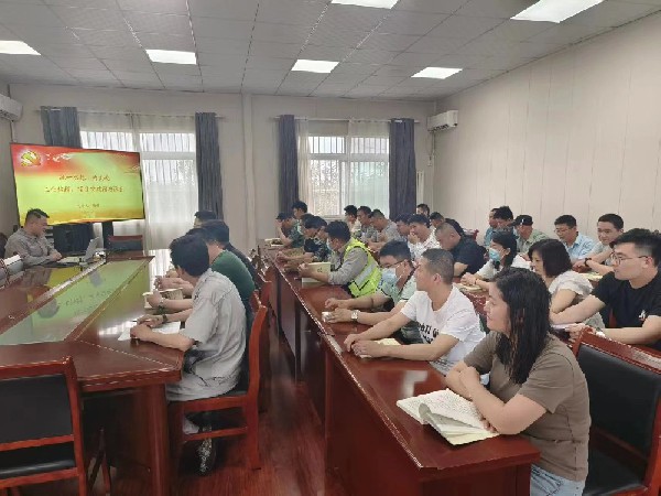 【理論宣講】鑫巖石料開展“統(tǒng)一思想，為實(shí)現(xiàn)工業(yè)倍增、項(xiàng)目突破增磚添瓦”宣講活動(dòng)