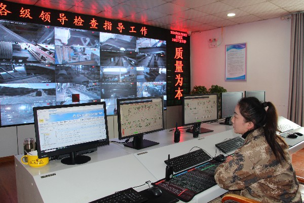 鑫巖女職工：堅(jiān)守崗位顯巾幗，篤行奉獻(xiàn)綻芳華